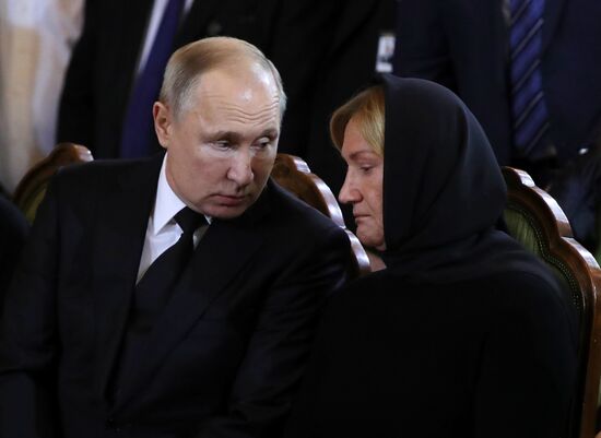 Президент РФ В. Путин принял участие в церемонии прощания с Ю. Лужковым