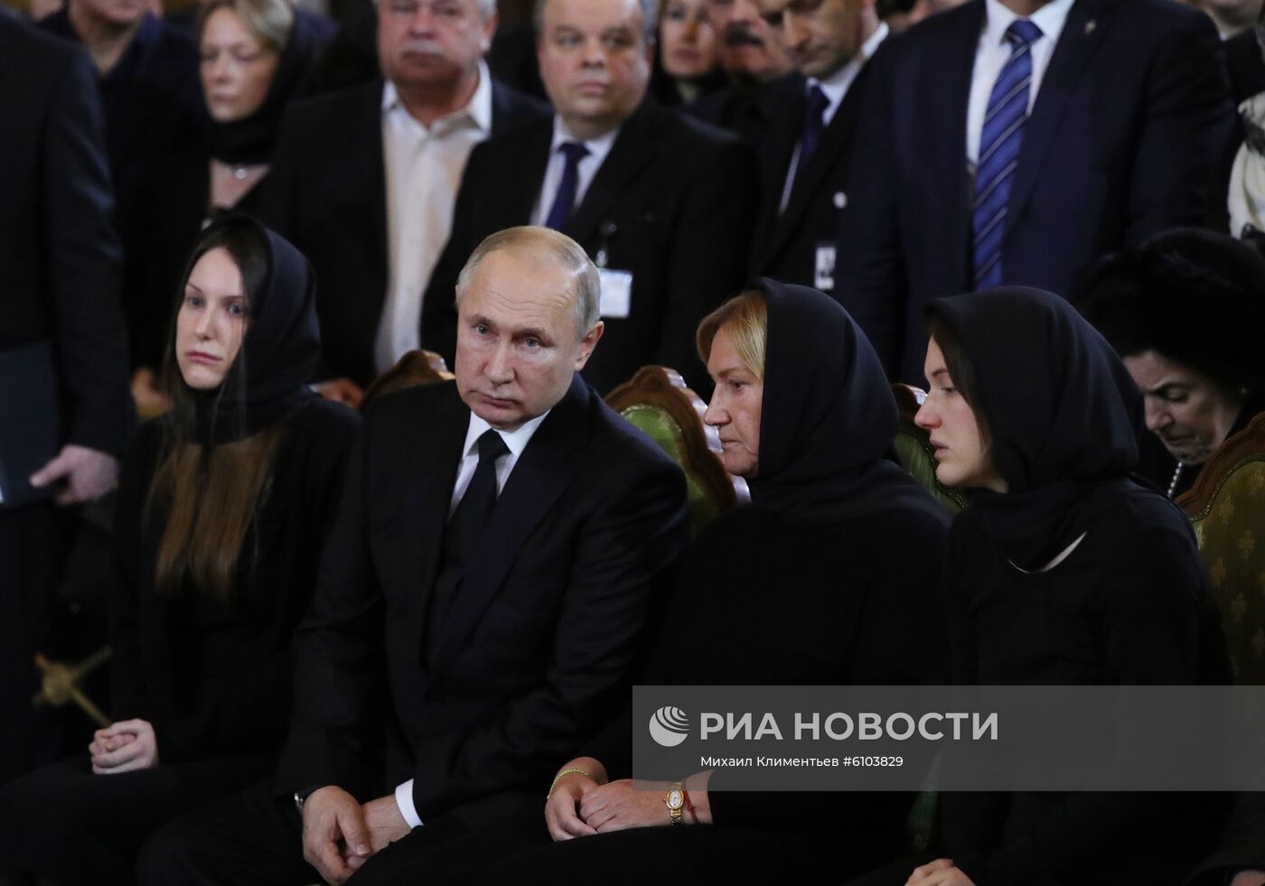 Президент РФ В. Путин принял участие в церемонии прощания с Ю. Лужковым