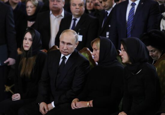 Президент РФ В. Путин принял участие в церемонии прощания с Ю. Лужковым