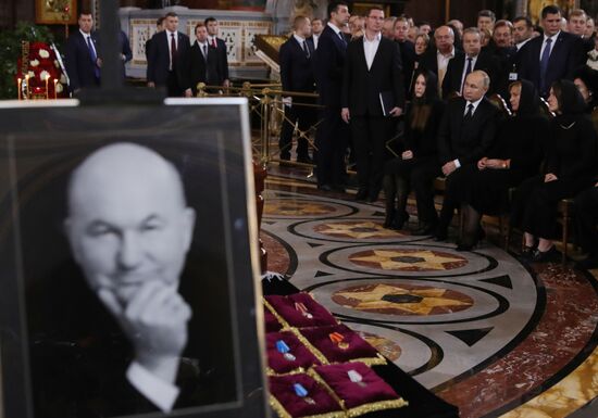 Президент РФ В. Путин принял участие в церемонии прощания с Ю. Лужковым