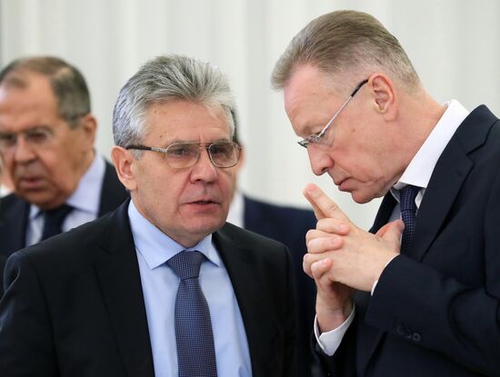 Премьер-министр РФ Д. Медведев провел заседание правительства РФ