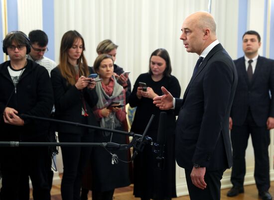 Премьер-министр РФ Д. Медведев провел заседание правительства РФ