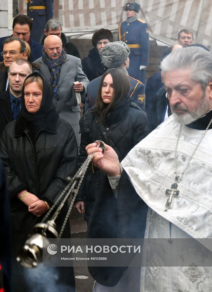 Прощание с Ю. Лужковым