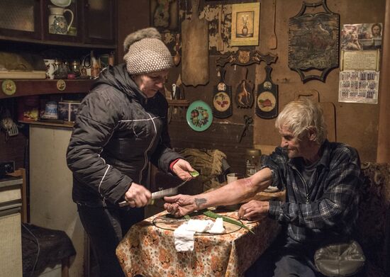 Жители поселков Октябрьский и Шахты в Донецкой области