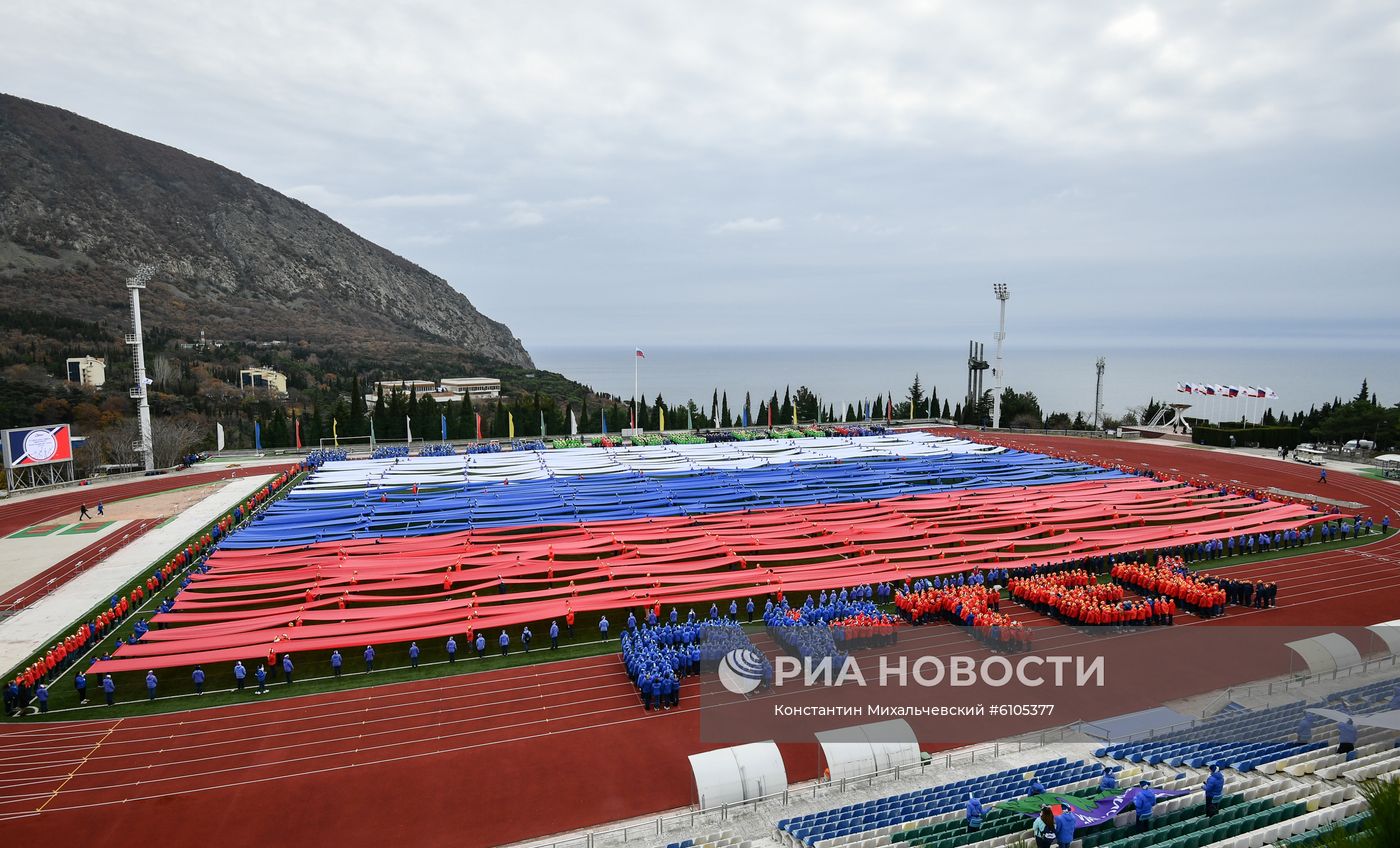 Гигантский флаг РФ в поддержку российских спортсменов развернули в "Артеке"