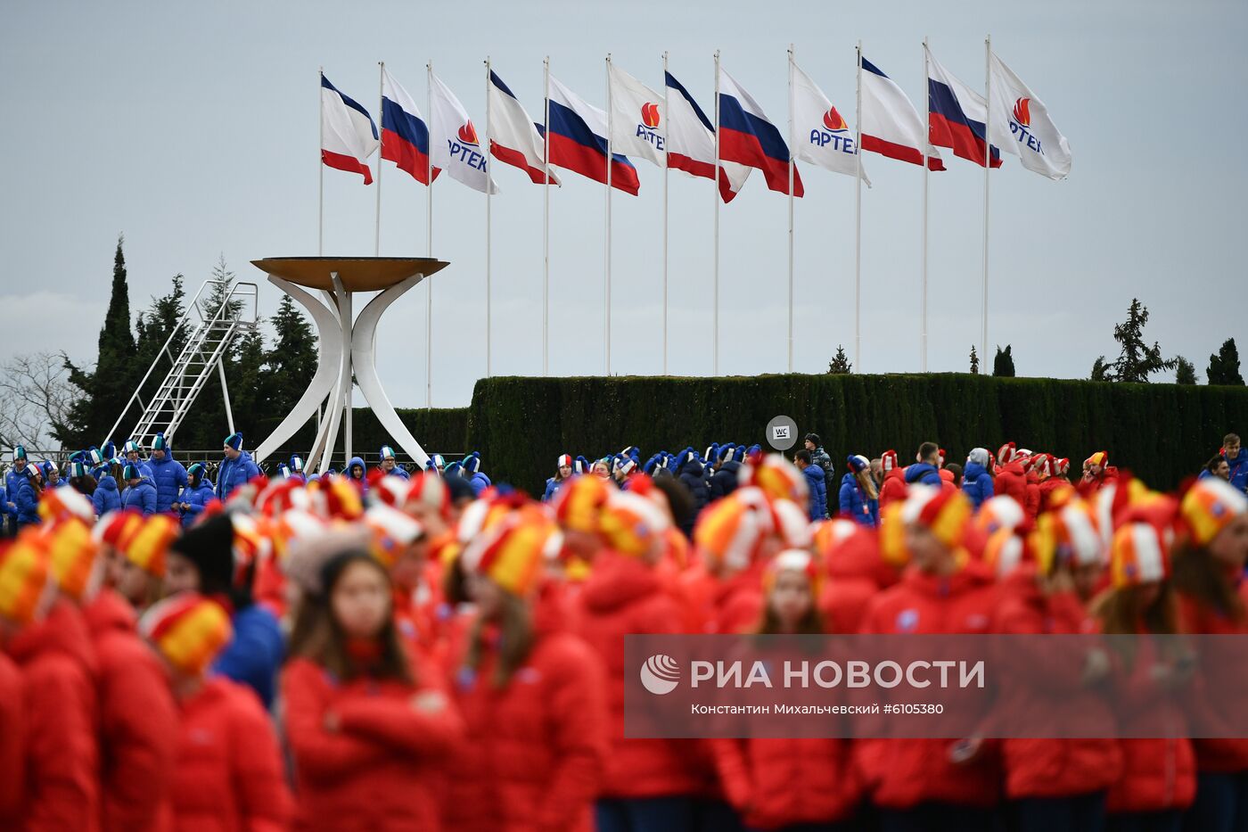 Гигантский флаг РФ в поддержку российских спортсменов развернули в "Артеке"