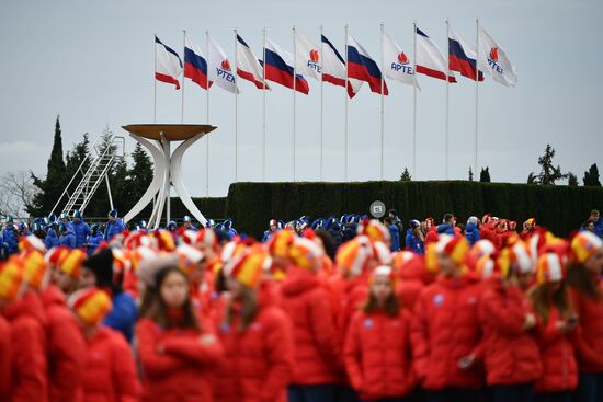 Гигантский флаг РФ в поддержку российских спортсменов развернули в "Артеке"