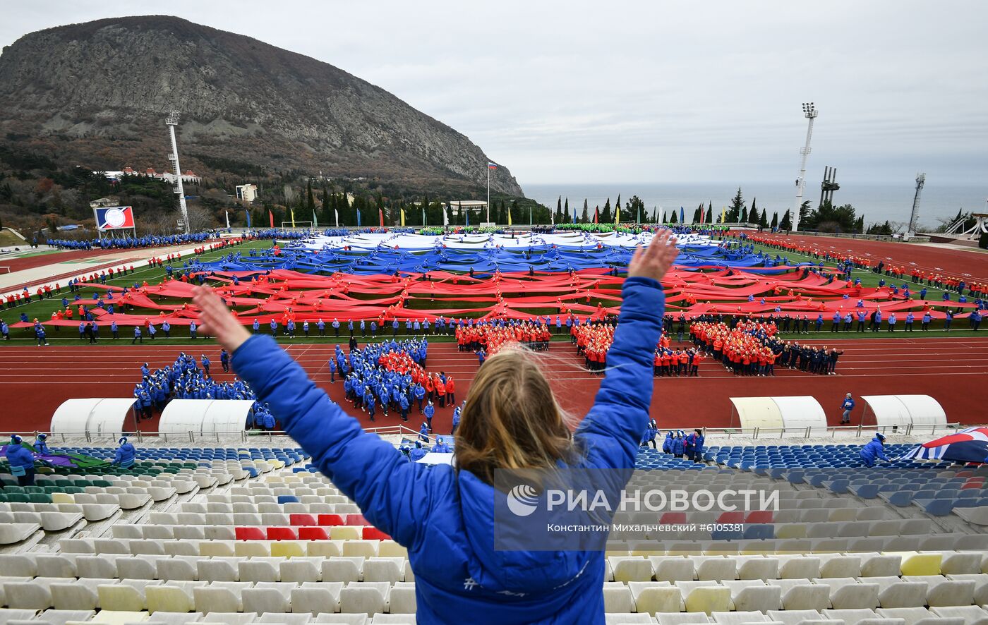 Гигантский флаг РФ в поддержку российских спортсменов развернули в "Артеке"