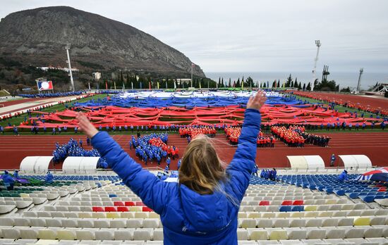 Гигантский флаг РФ в поддержку российских спортсменов развернули в "Артеке"