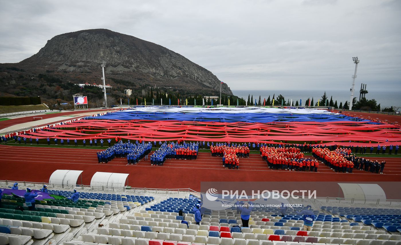 Гигантский флаг РФ в поддержку российских спортсменов развернули в "Артеке"