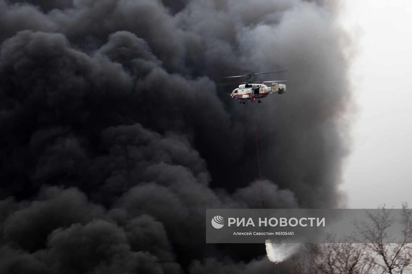 Вертолет Ка-32А 11ВС МЧС РФ, задействованный в тушении пожара, на юге Москвы. Место: Россия, Москва. Автор: Алексей Савостин/РИА Новости. Пожар на складе на юге Москвы