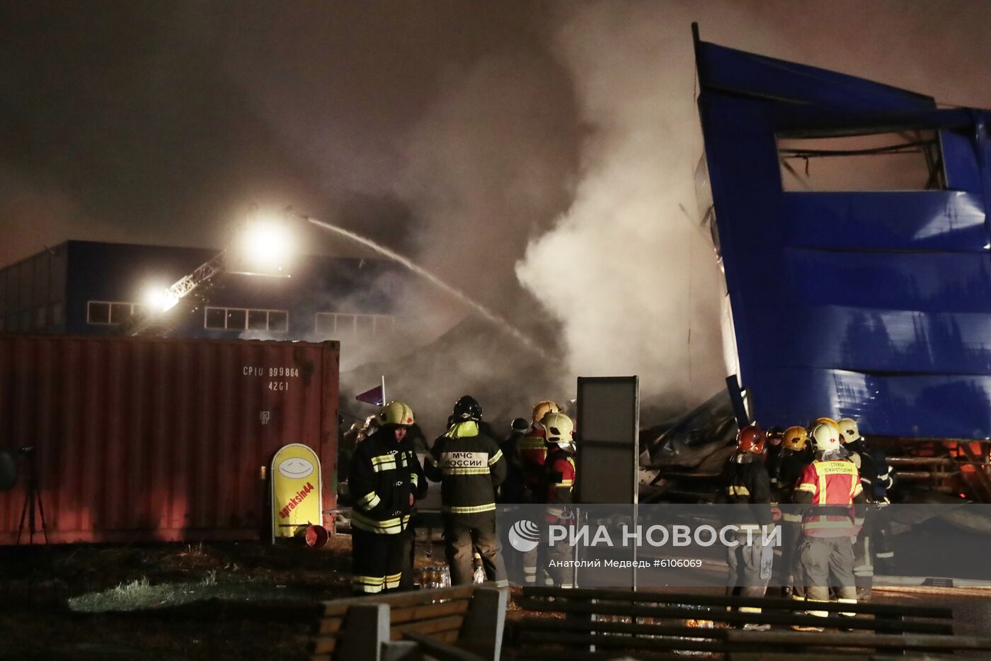 Пожар на складе в Санкт-Петербурге