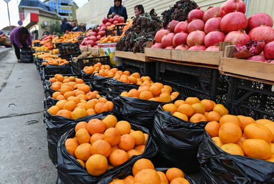 Продажа мандаринов на границе России и Абхазии