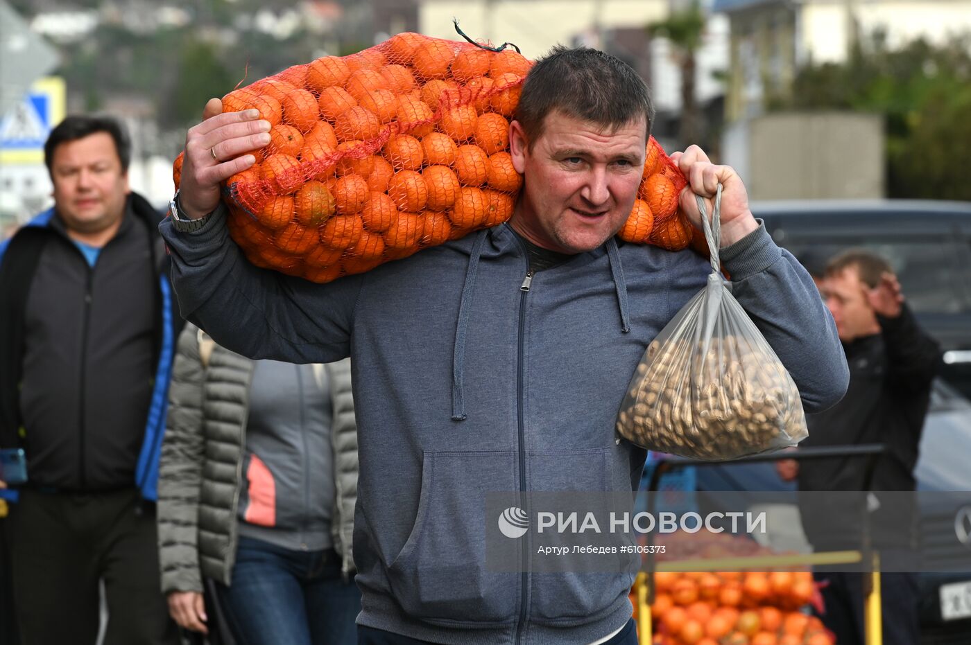 Продажа мандаринов на границе России и Абхазии