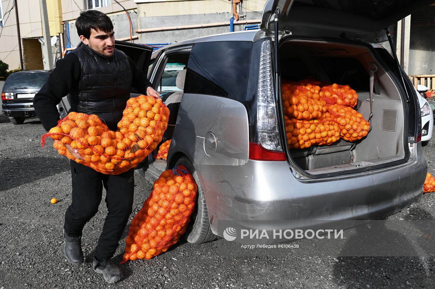 Продажа мандаринов на границе России и Абхазии | РИА Новости Медиабанк