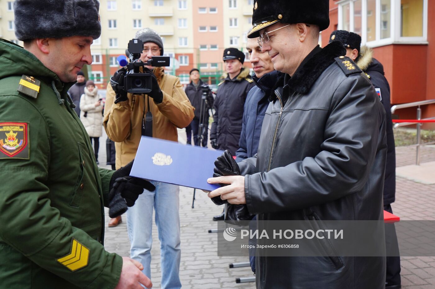 Вручение ключей от новых квартир военнослужащим в Калининграде