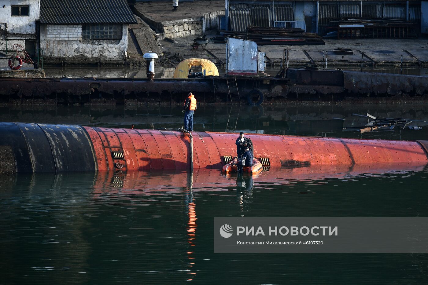 В Севастополе затонул плавдок со списанной подлодкой