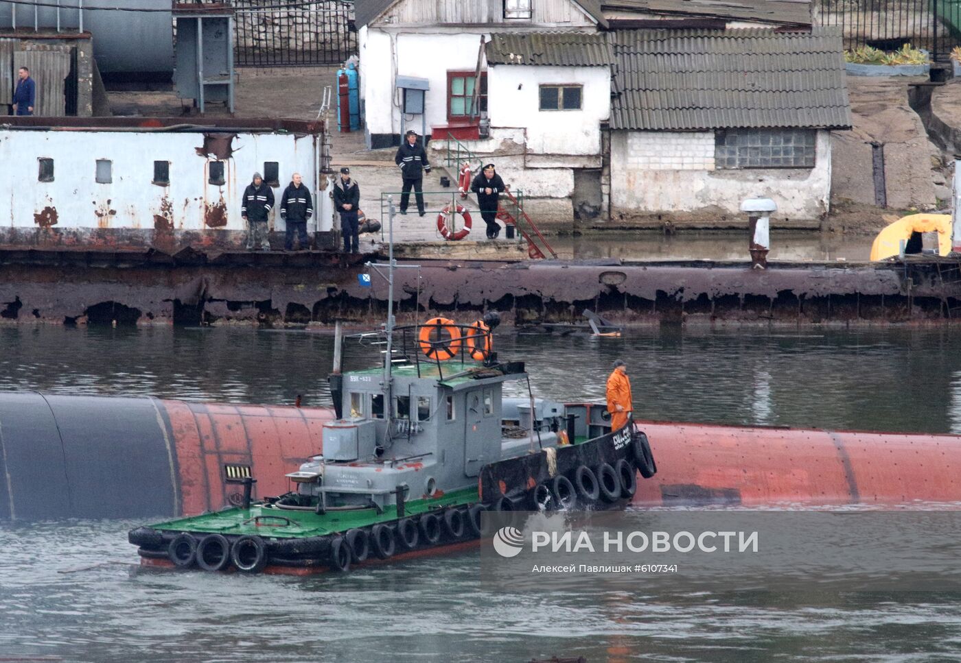 В Севастополе затонул плавдок со списанной подлодкой