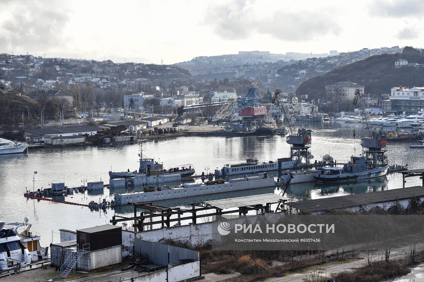 В Севастополе затонул плавдок со списанной подлодкой