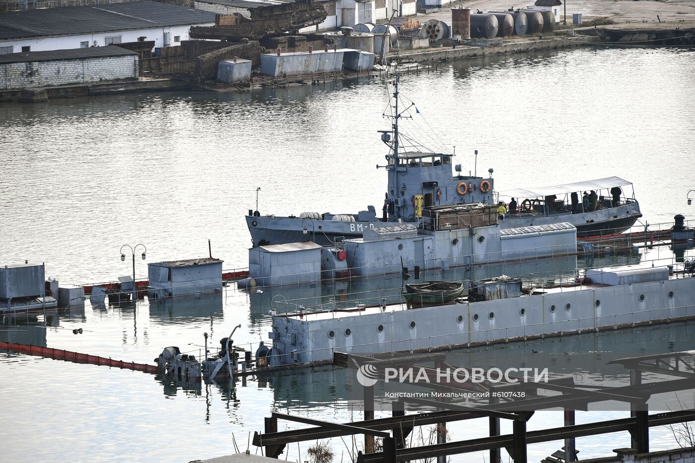 В Севастополе затонул плавдок со списанной подлодкой