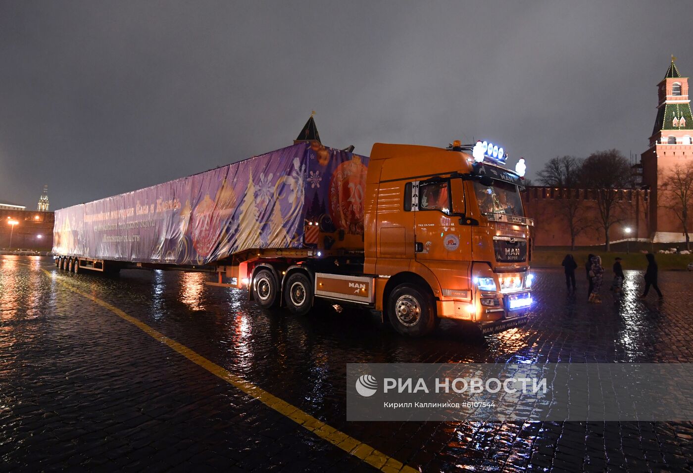 Доставка новогодней елки в Кремль