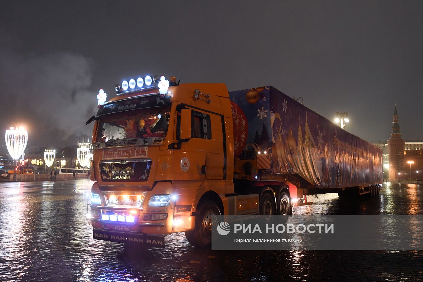 Доставка новогодней елки в Кремль