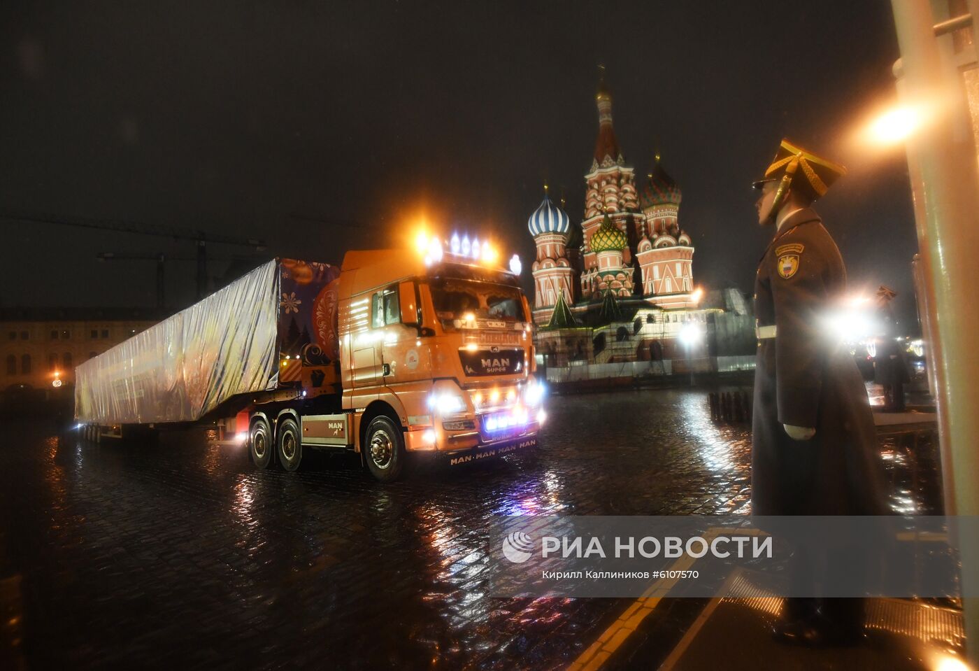 Доставка новогодней елки в Кремль