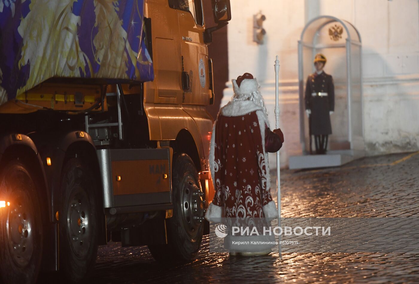 Доставка новогодней елки в Кремль