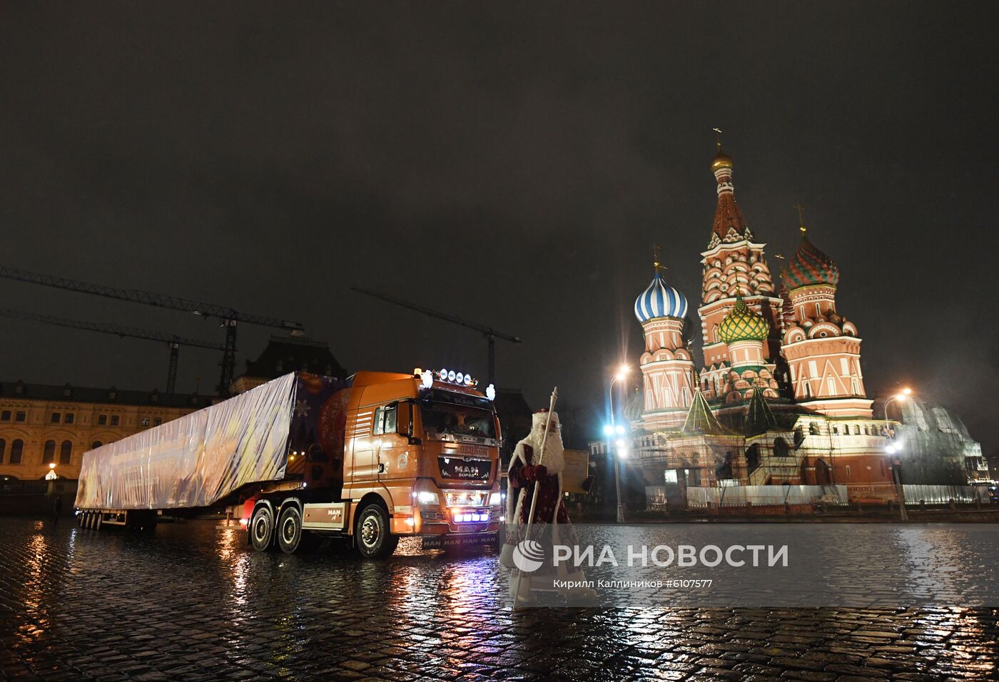 Доставка новогодней елки в Кремль