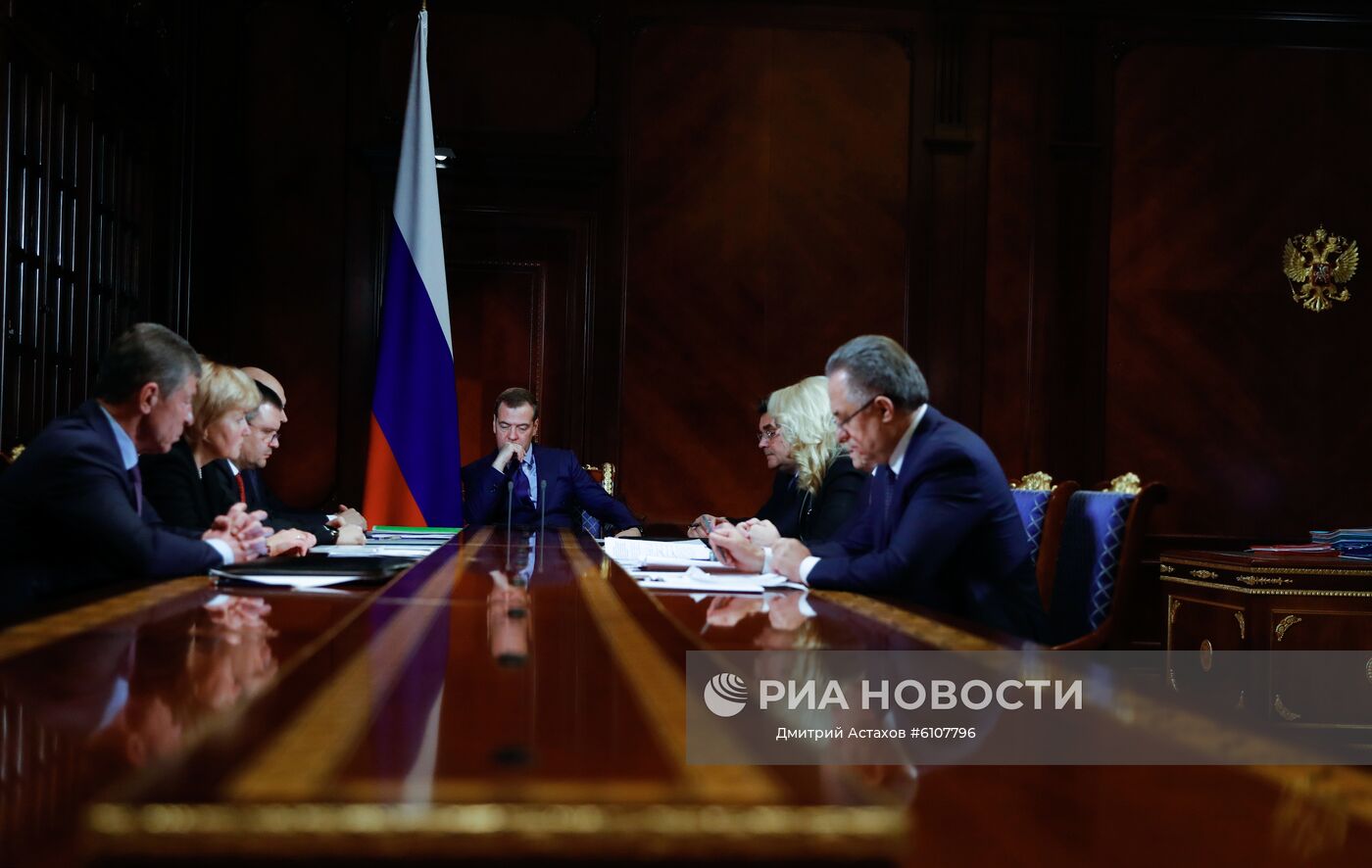 Премьер-министр РФ Д. Медведев провел совещание с вице-премьерами РФ