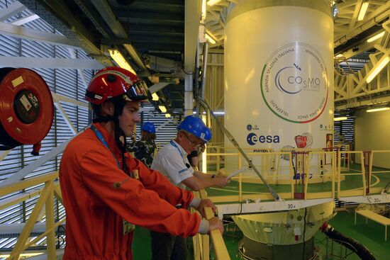 Пуск ракеты "Союз-СТ" отложен на сутки