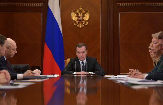 Премьер-министр РФ Д. Медведев провел совещание "Об обеспечении детей-сирот, детей, оставшихся без попечения родителей, и лиц из их числа жилыми помещениями"