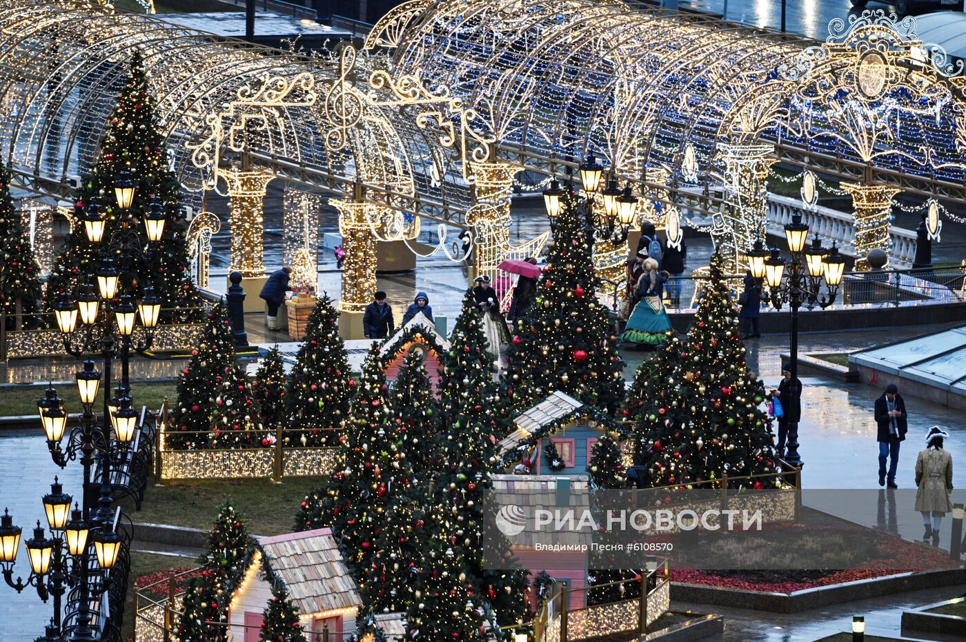 Новогоднее украшение центральных площадей и улиц Москвы