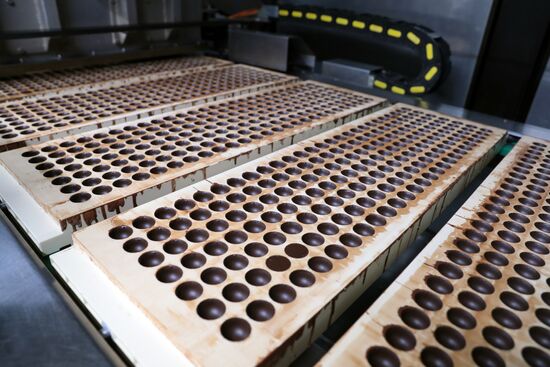 Производство шоколадных конфет на Одинцовской кондитерской фабрике