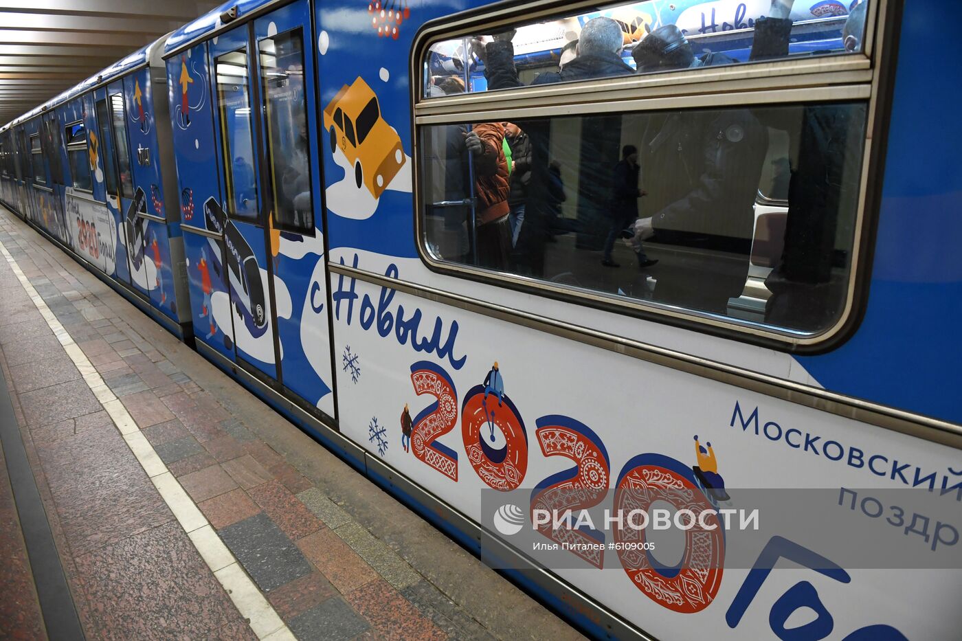 Новогодние поезда запустили в Московском метро