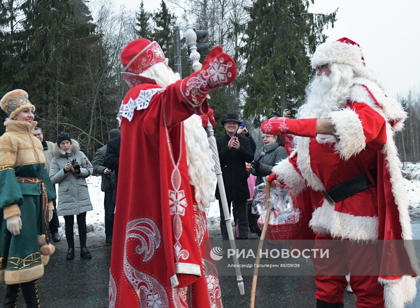 Встреча российского Деда Мороза и финского Йоулупукки в Ленинградской области