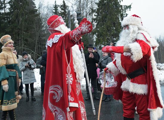 Встреча российского Деда Мороза и финского Йоулупукки в Ленинградской области