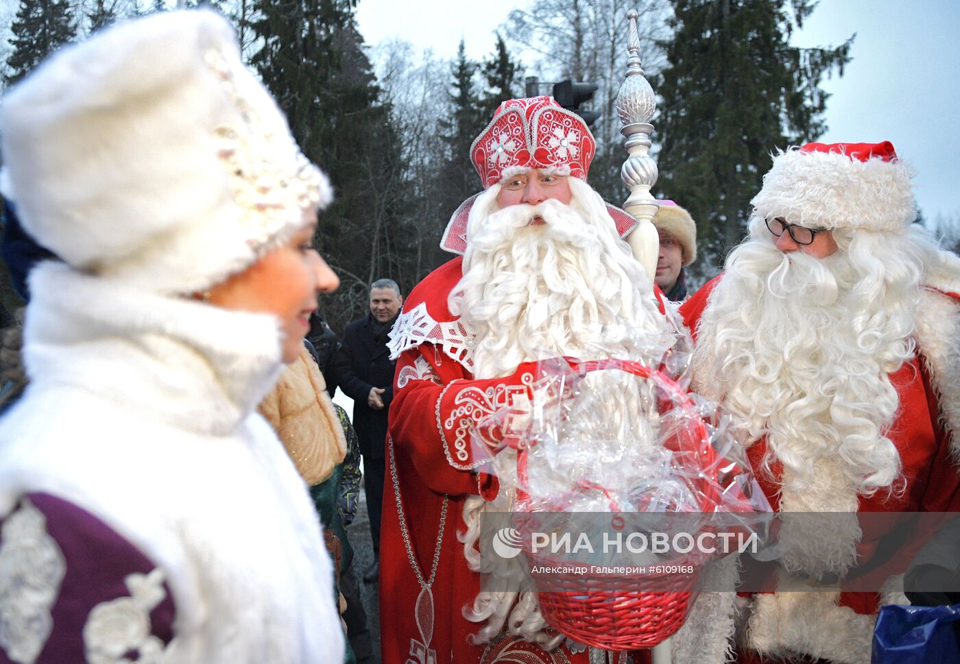 Встреча российского Деда Мороза и финского Йоулупукки в Ленинградской области