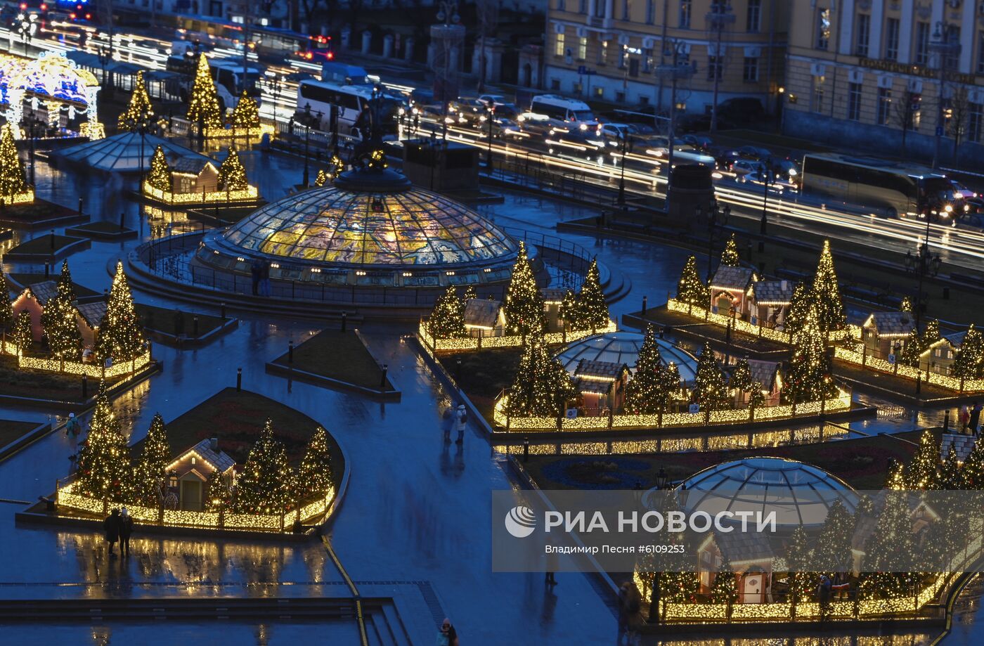 Новогоднее украшение центральных площадей и улиц Москвы