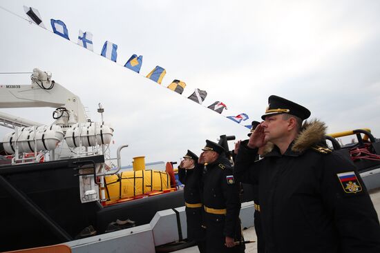 Поднятие Андреевского флага на спасательном буксире ЧФ "СБ-742"