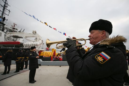 Поднятие Андреевского флага на спасательном буксире ЧФ "СБ-742"