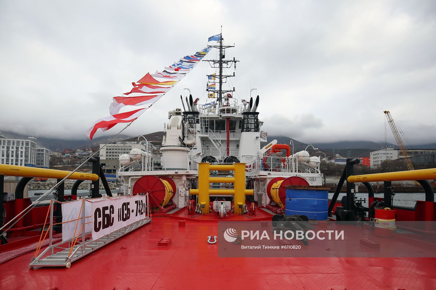 Поднятие Андреевского флага на спасательном буксире ЧФ "СБ-742"