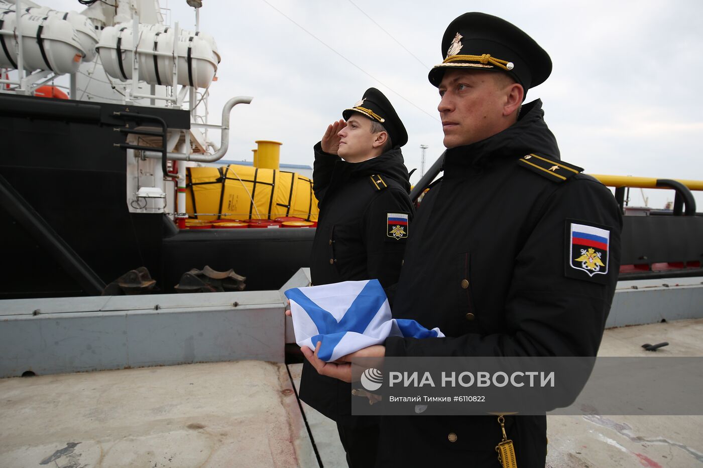 Поднятие Андреевского флага на спасательном буксире ЧФ "СБ-742"