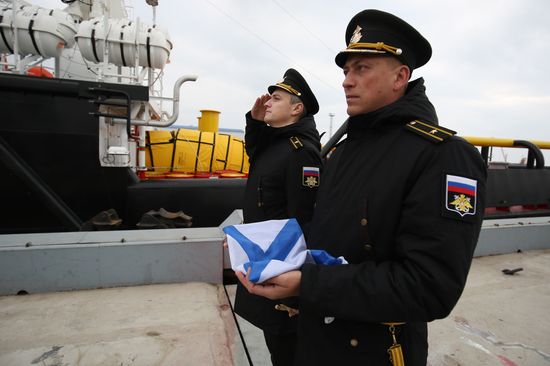 Поднятие Андреевского флага на спасательном буксире ЧФ "СБ-742"