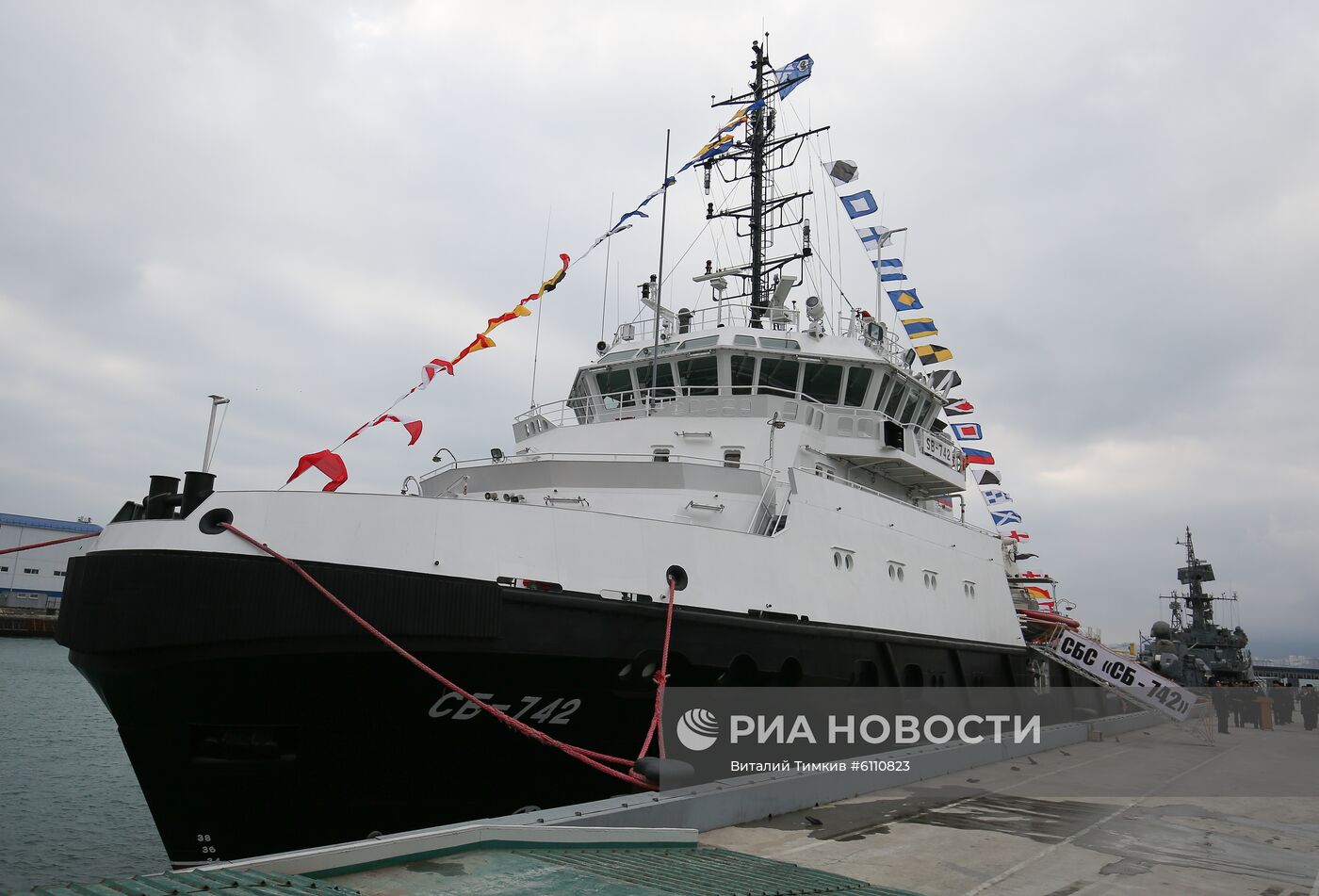Поднятие Андреевского флага на спасательном буксире ЧФ "СБ-742"