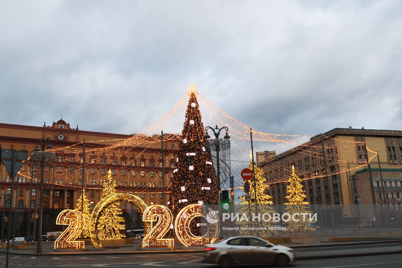 Новогоднее украшение центральных площадей Москвы