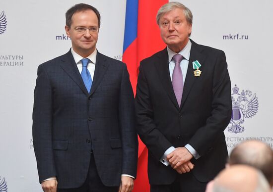 Награждение деятелей культуры и искусства госнаградами РФ