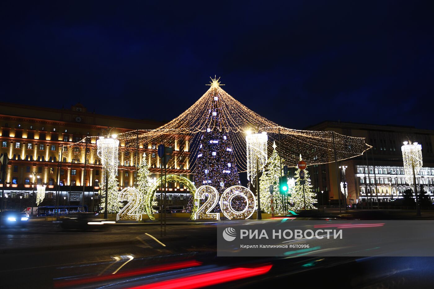 Новогоднее украшение центральных площадей Москвы