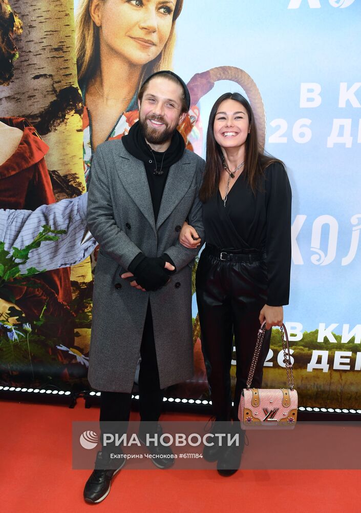 Актеры Роман Маякин и Анфиса Черных на премьере фильма Клима Шипенко "Холоп" в кинотеатре "КАРО 11 Октябрь" на Новом Арбате. Место: Россия, Москва. Автор: Екатерина Чеснокова/РИА Новости. Премьера фильма "Холоп" режиссера К. Шипенко