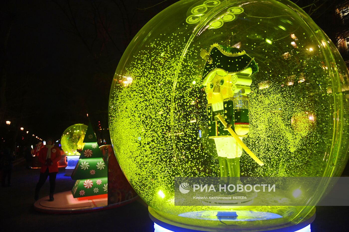 Новогоднее украшение центральных площадей Москвы
